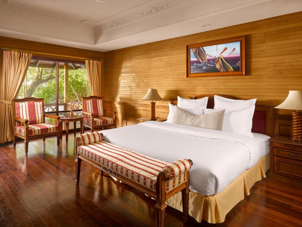 Royal Island Maldives Resort 5*