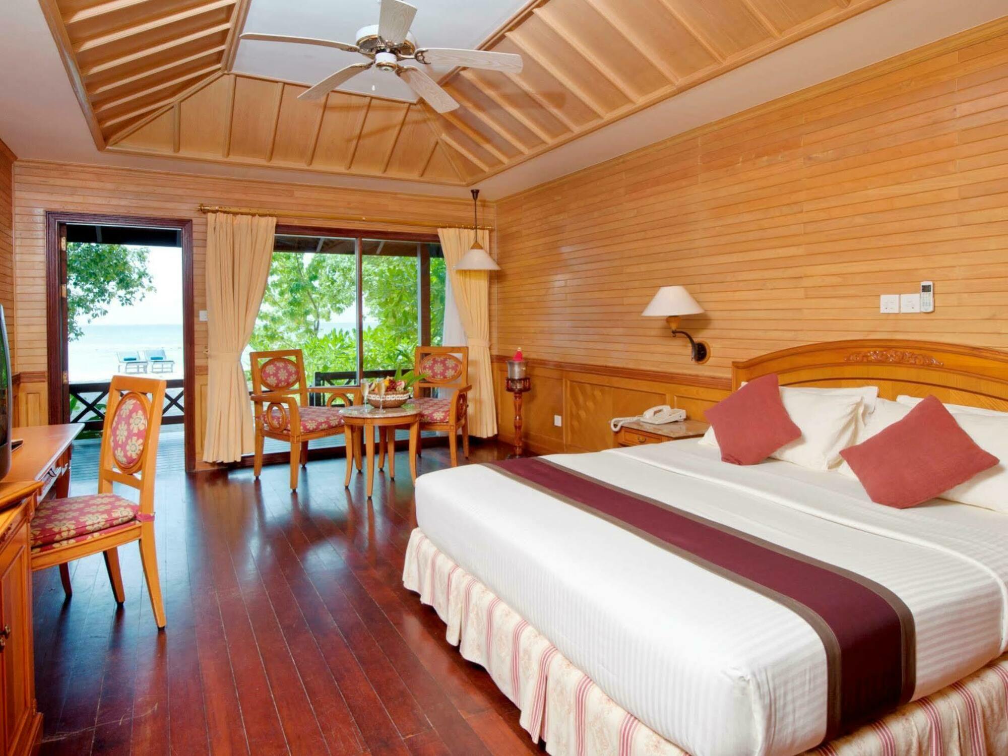 Royal Island Maldives Resort 5*